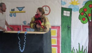 Eine Szene aus dem Kindertheaterstück Kaes - Der Brandschutzdrache