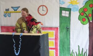Eine Szene aus dem Kindertheaterstück Kaes - Der Brandschutzdrache